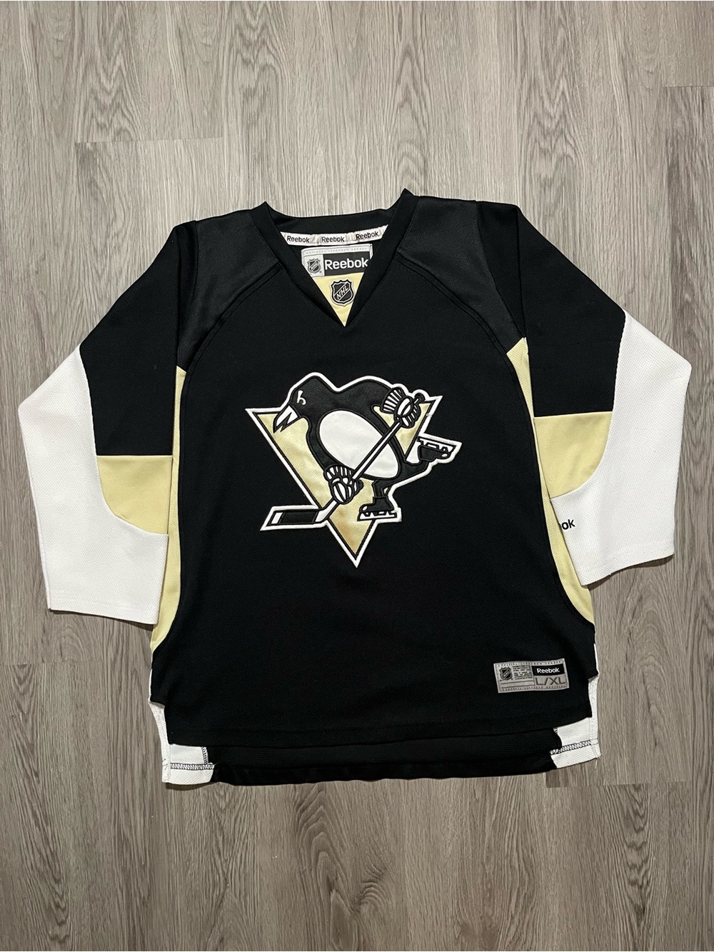 Vintage Reebok Pittsburgh Penguins NHL hockey jersey youth XL or mens small ￼